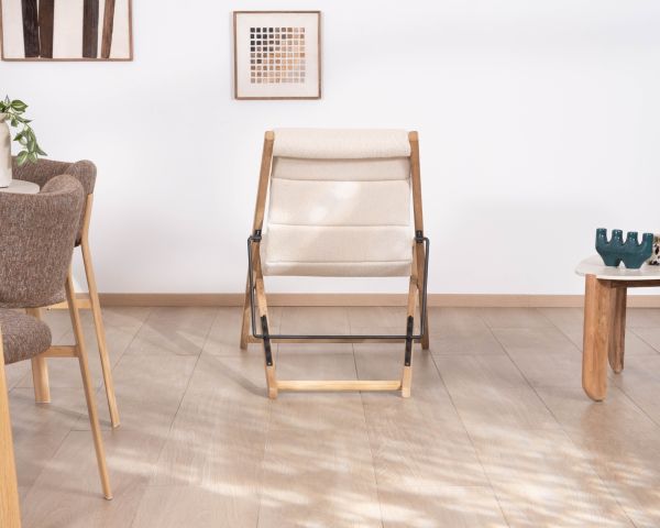 Sillón chileno acolchado de tejido rizado de color crudo y teca maciza «Alizé», para interior y exterior