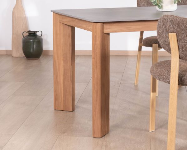 Mesa de comedor de 200 cm con tablero de cerámica gris con efecto hormigón «Merik» de teca maciza