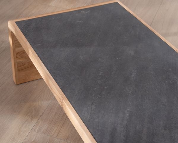 Mesa de centro de diseño retro con tablero de chapa de piedra «Pikto»