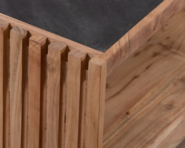 Mesa de centro cuadrada con tablero de chapa de piedra y estructura de madera calada «Pikto»