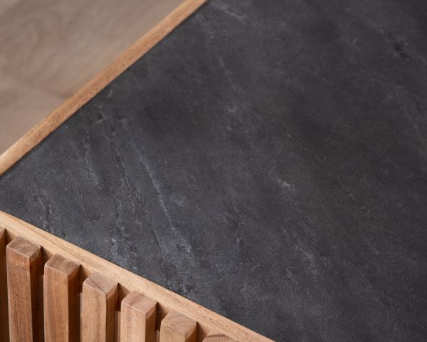 Mesa de centro cuadrada con tablero de chapa de piedra y estructura de madera calada «Pikto»