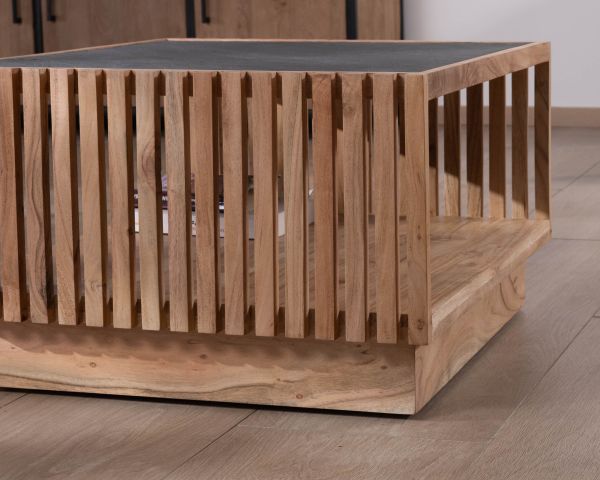Mesa de centro cuadrada con tablero de chapa de piedra y estructura de madera calada «Pikto»