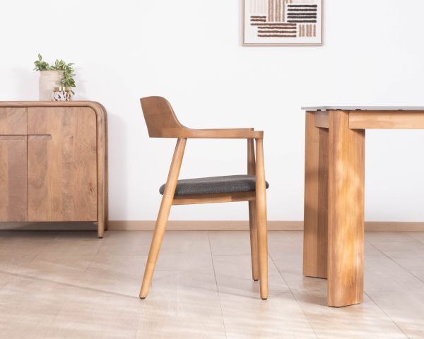 Silla de comedor de diseño minimalista con reposabrazos y asiento de tela antracita «Vogue»