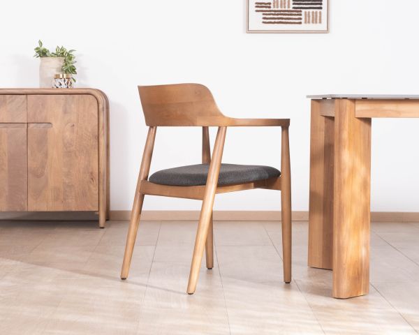 Silla de comedor de diseño minimalista con reposabrazos y asiento de tela antracita «Vogue»