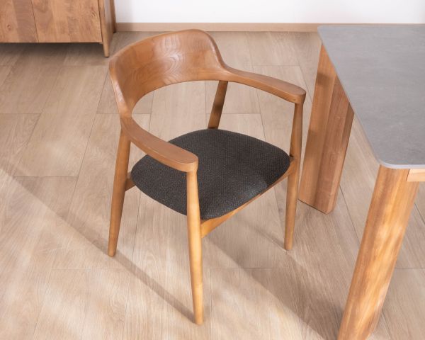 Silla de comedor de diseño minimalista con reposabrazos y asiento de tela antracita «Vogue»
