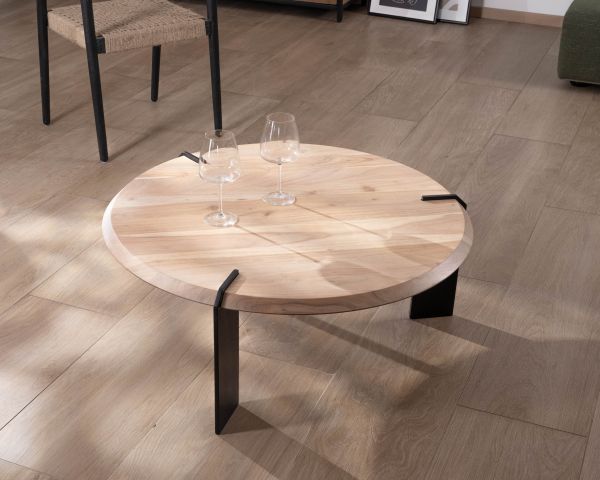 Mesa de centro redonda de diseño, de madera de acacia y con tres patas de metal negro «Shelley»