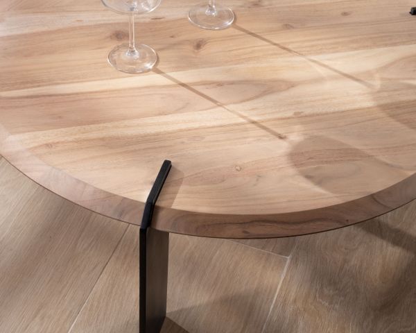 Mesa de centro redonda de diseño, de madera de acacia y con tres patas de metal negro «Shelley»