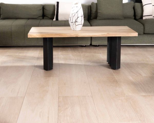 Mesa de salón de diseño en madera de acacia natural y patas de metal plisadas «Audacio»