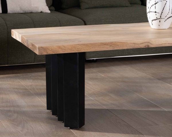 Mesa de salón de diseño en madera de acacia natural y patas de metal plisadas «Audacio»