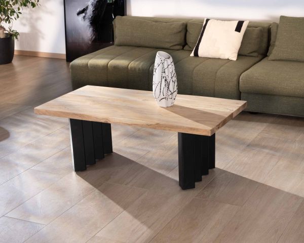 Mesa de salón de diseño en madera de acacia natural y patas de metal plisadas «Audacio»