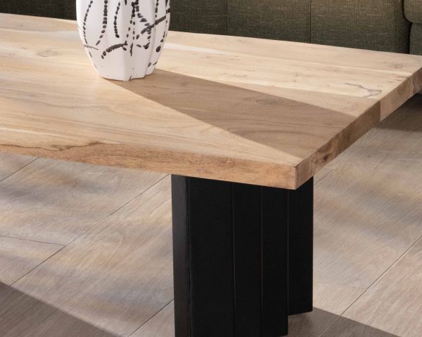 Mesa de salón de diseño en madera de acacia natural y patas de metal plisadas «Audacio»