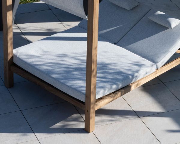Tumbona de jardín de teca y tela especial para exteriores de color gris claro «Eclipse»