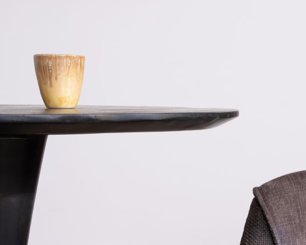 Mesa redonda de estilo bistró en madera de mango negro y con pata tipo tulipán «Piccadilly», de 70 cm de diámetro