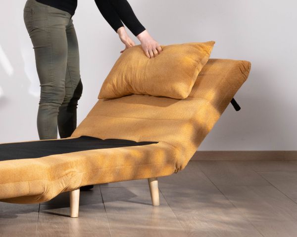 Sillón acogedor y convertible «Folda» en tela amarillo mostaza