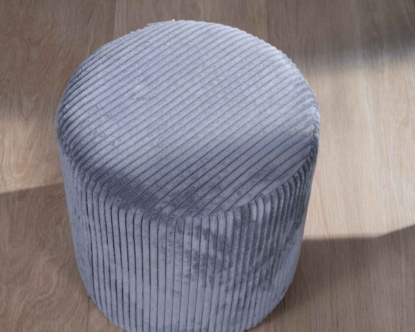 Lote de 2 pufs redondos de terciopelo acanalado gris «Snaw», de 35 cm de diámetro