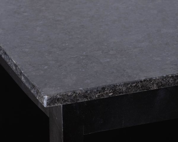 Isla de cocina negra con zona de comedor «Grand Chef» de madera de mango y granito