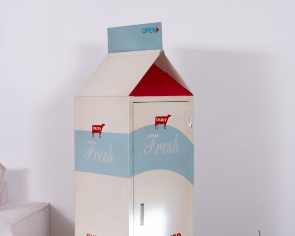 Mueble de almacenamiento original con forma de brick de leche Tetra Pak «Crazy»