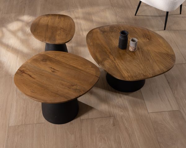 Juego de 3 mesitas bajas de madera y metal con forma de guijarros naturales «Daun»