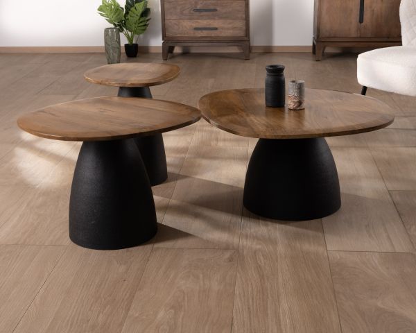 Juego de 3 mesitas bajas de madera y metal con forma de guijarros naturales «Daun»