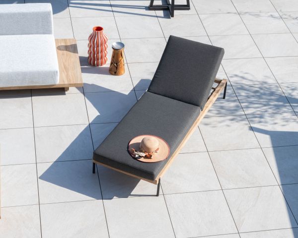 Tumbona acolchada, elegante y contemporánea, de teca, aluminio y tejido gris oscuro «Hélios»
