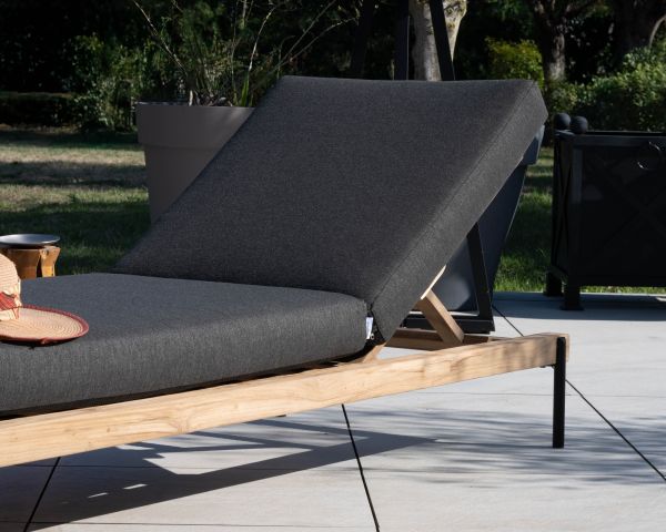 Tumbona acolchada, elegante y contemporánea, de teca, aluminio y tejido gris oscuro «Hélios»