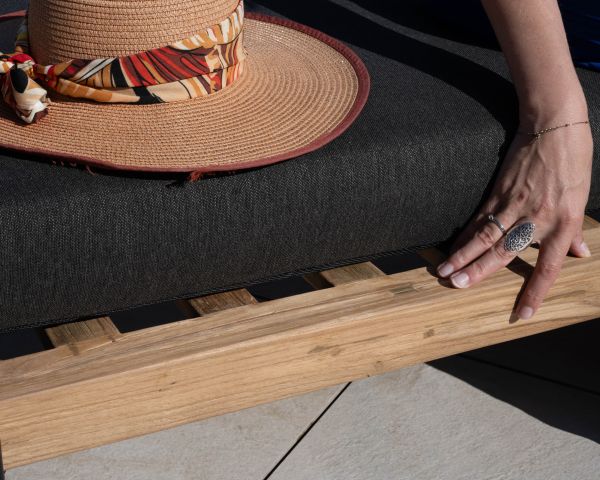 Tumbona acolchada, elegante y contemporánea, de teca, aluminio y tejido gris oscuro «Hélios»