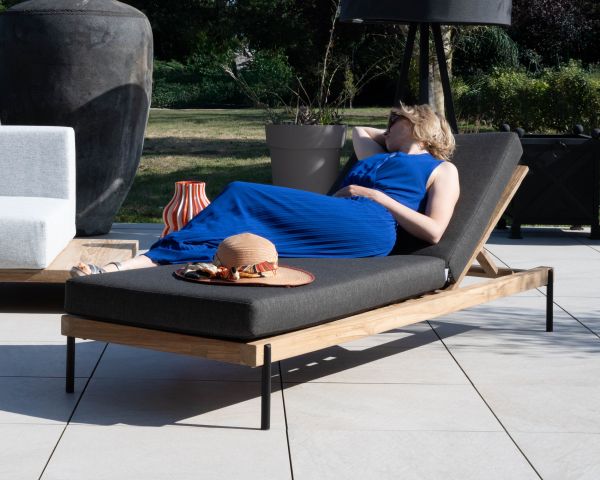 Tumbona acolchada, elegante y contemporánea, de teca, aluminio y tejido gris oscuro «Hélios»
