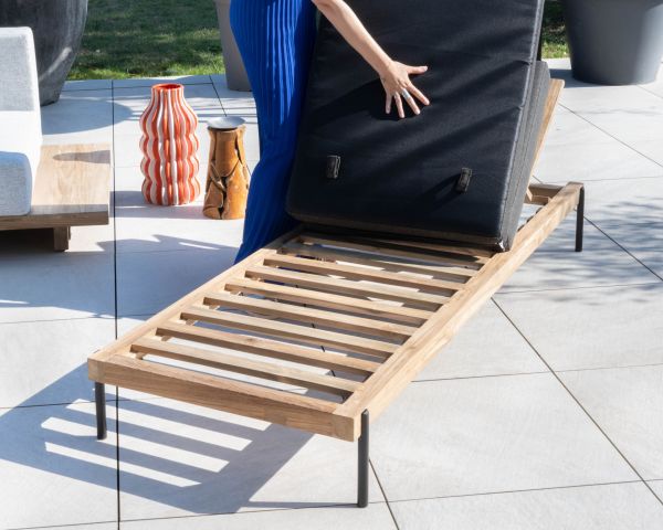 Tumbona acolchada, elegante y contemporánea, de teca, aluminio y tejido gris oscuro «Hélios»
