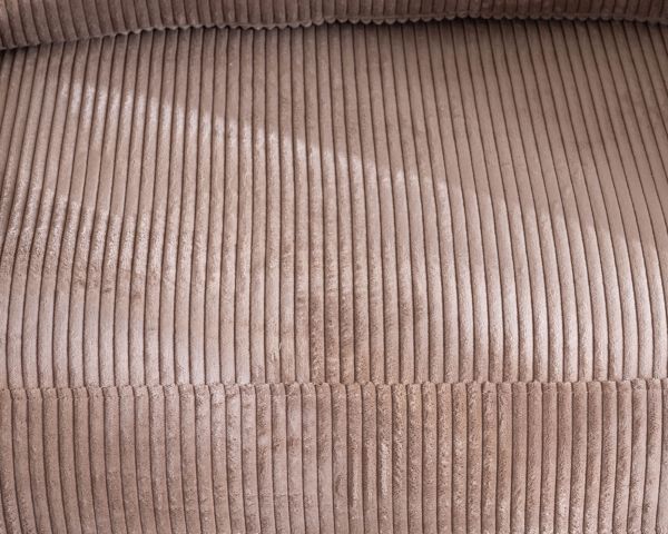 Sillón ultracómodo de estilo escandinavo en terciopelo acanalado color camel «Hasting»
