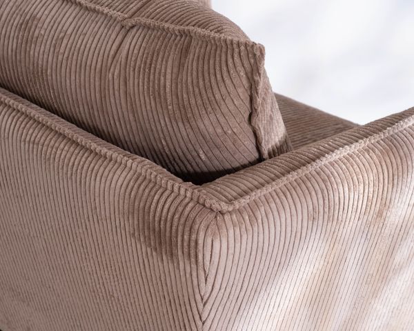 Sillón ultracómodo de estilo escandinavo en terciopelo acanalado color camel «Hasting»