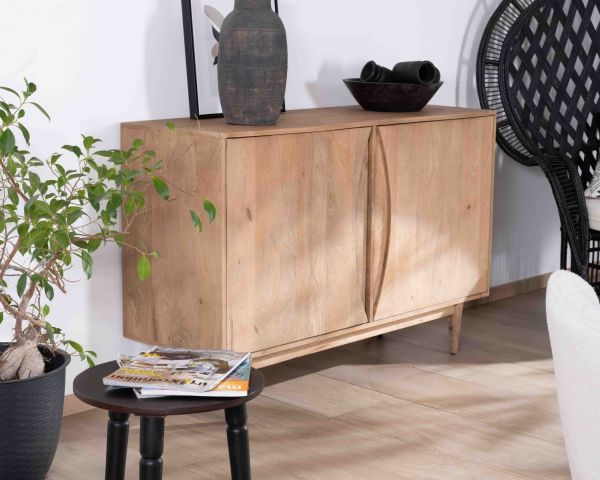 Aparador contemporáneo de madera maciza de mango, de 2 puertas con tiradores integrados en forma de arco de círculo «Cabure»