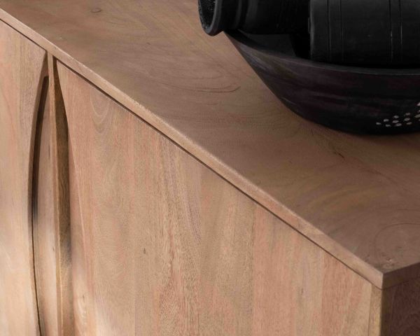 Aparador contemporáneo de madera maciza de mango, de 2 puertas con tiradores integrados en forma de arco de círculo «Cabure»