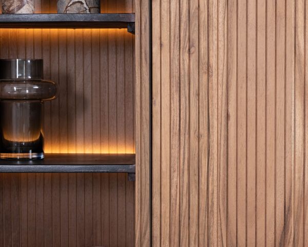 Mueble de almacenamiento de diseño retro «Bopee» con estantes e iluminación LED