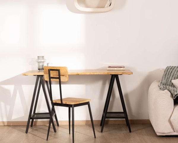 Lote de 2 sillas industriales de madera maciza y metal negro «Atelier Kraft»