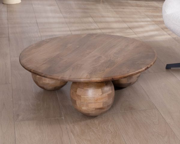 Mesa de centro redonda con un diseño sencillo y orgánico, fabricada en madera maciza de mango «Oxyma»