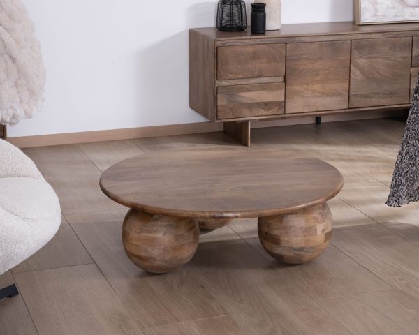 Mesa de centro redonda con un diseño sencillo y orgánico, fabricada en madera maciza de mango «Oxyma»