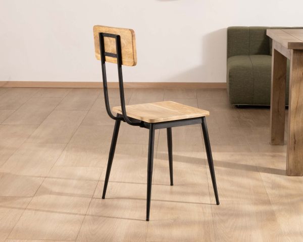 Lote de 2 sillas industriales de madera maciza y metal negro «Atelier Kraft»
