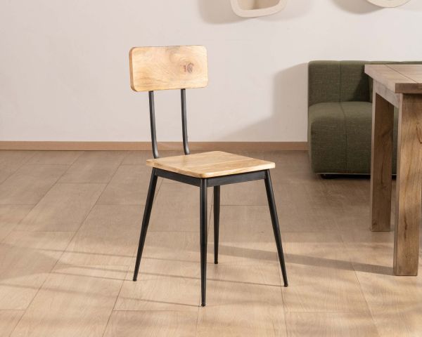 Lote de 2 sillas industriales de madera maciza y metal negro «Atelier Kraft»