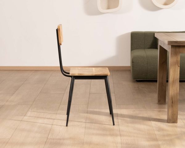 Lote de 2 sillas industriales de madera maciza y metal negro «Atelier Kraft»