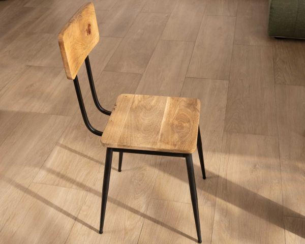 Lote de 2 sillas industriales de madera maciza y metal negro «Atelier Kraft»