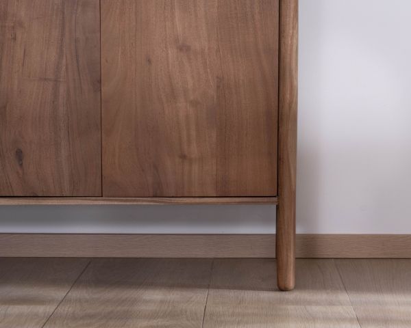 Aparador de acacia maciza «Yona» de 4 puertas con un diseño minimalista