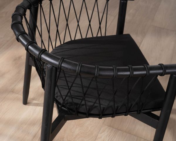 Silla de comedor negra de madera y cuerda trenzada «Katue»