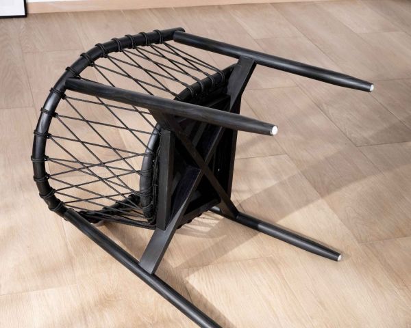 Silla de comedor negra de madera y cuerda trenzada «Katue»