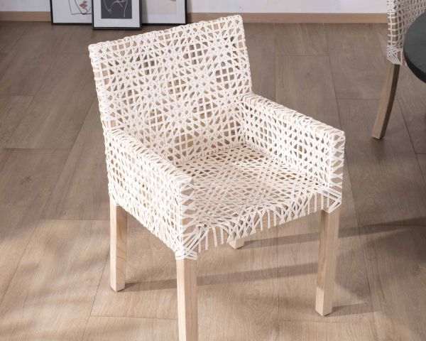 Silla de comedor con reposabrazos de cuero blanco trenzado y teca «Mambow»