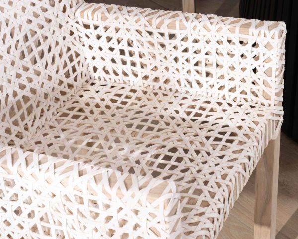 Silla de comedor con reposabrazos de cuero blanco trenzado y teca «Mambow»
