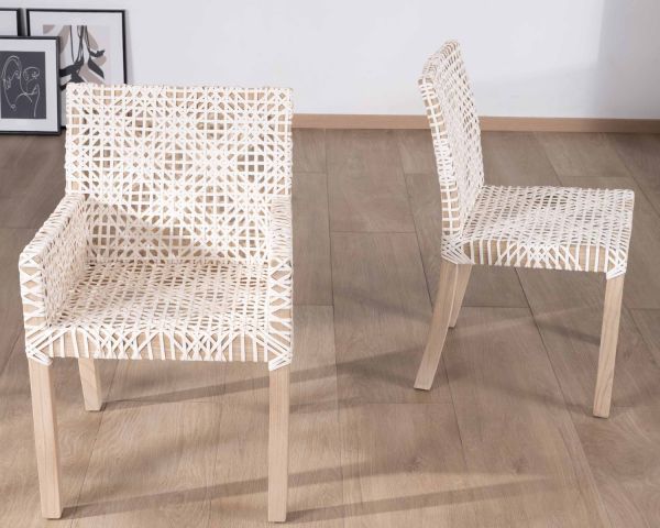 Silla de comedor con reposabrazos de cuero blanco trenzado y teca «Mambow»