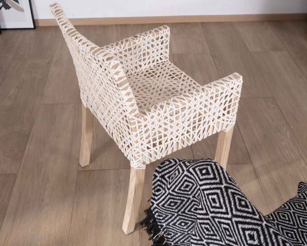 Silla de comedor con reposabrazos de cuero blanco trenzado y teca «Mambow»