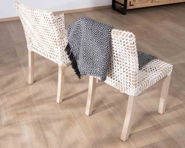 Silla de comedor con reposabrazos de cuero blanco trenzado y teca «Mambow»
