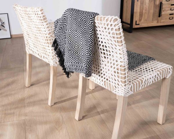 Silla de comedor con reposabrazos de cuero blanco trenzado y teca «Mambow»
