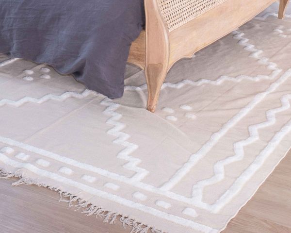 Alfombra beige tejida a mano con motivos bordados en blanco «Matis», de 120 x 180 cm